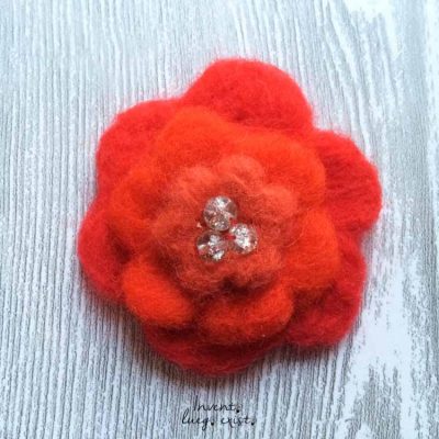 Broche «Flor Roja» de lana merina fieltrada (Md:1)